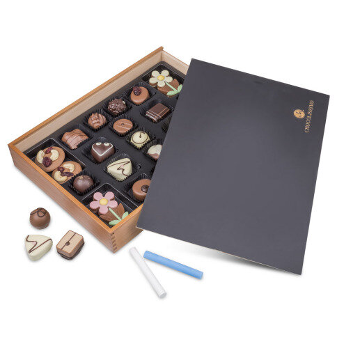 pralinky v dřevěném balení, elegantní dárek, elegantní poděkování, čokoláda s tabulí k napsádní věnování