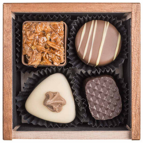 Pralinky chocolissimo, nápad na dárek, ručně zdobené praliny, Nejlepší belgické pralinky, dárek na svatbu, luxusní dárek, exkluzivní dárek, dárkové balení, dřevěné krabičky chocolissimo, krabičká s gravírovánúim, škatulka s věnováním