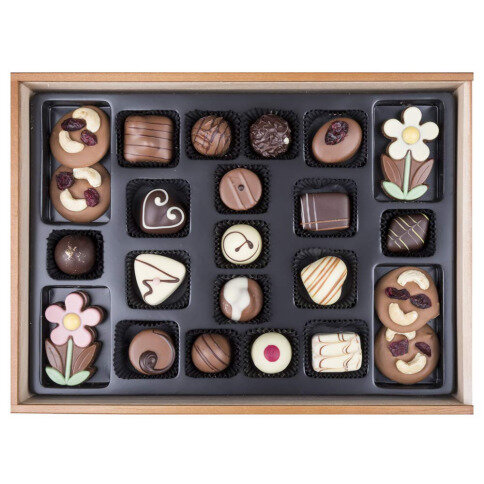pralinky v dřevěném balení, elegantní dárek, elegantní poděkování, čokoláda s tabulí k napsádní věnování